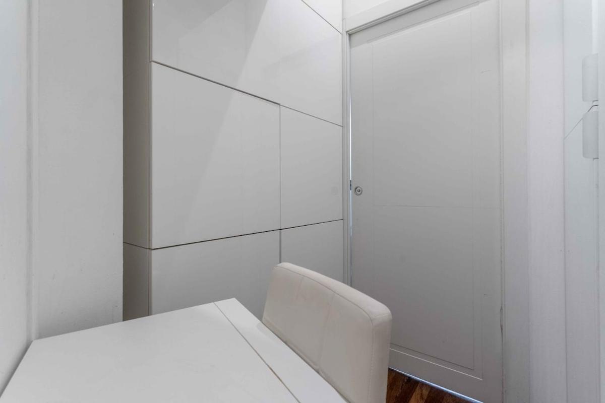 Red Line Design Apartment *